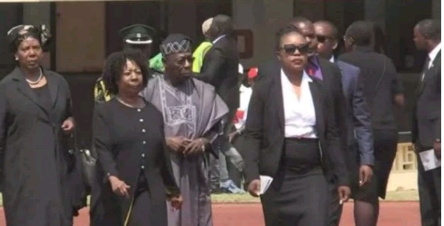 Mugabe’s wife, Grace Cries To Obasanjo At Husband’s Funeral Service (pictures)